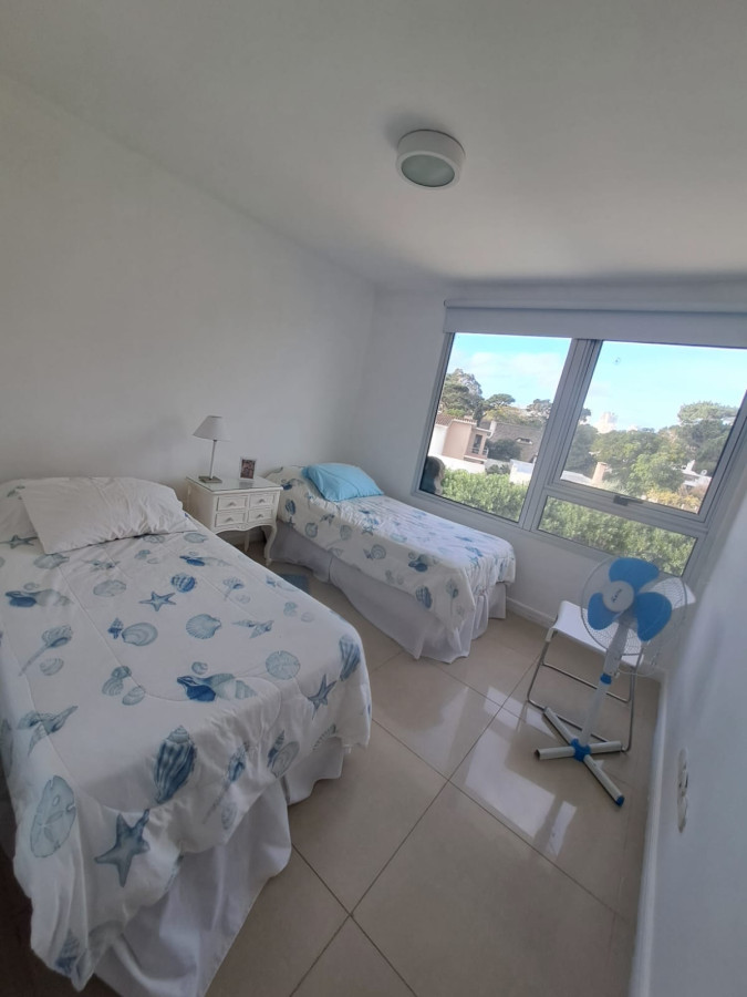 Apartamento ID.247 - Apartamento en Playa Mansa a la venta 3 Dormitorios con vista