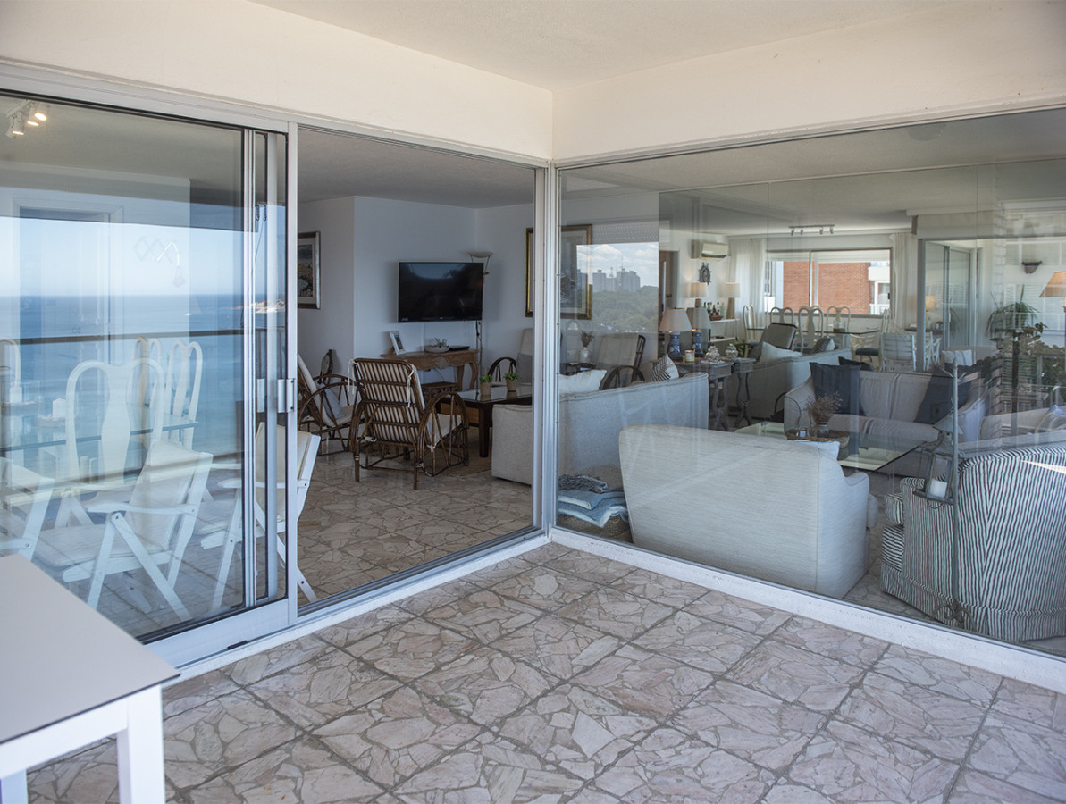 Apartamento ID.425 - Vende Apartamento  de 4 dormitorios en playa de Mansa, Punta del Este a pasos del mar!