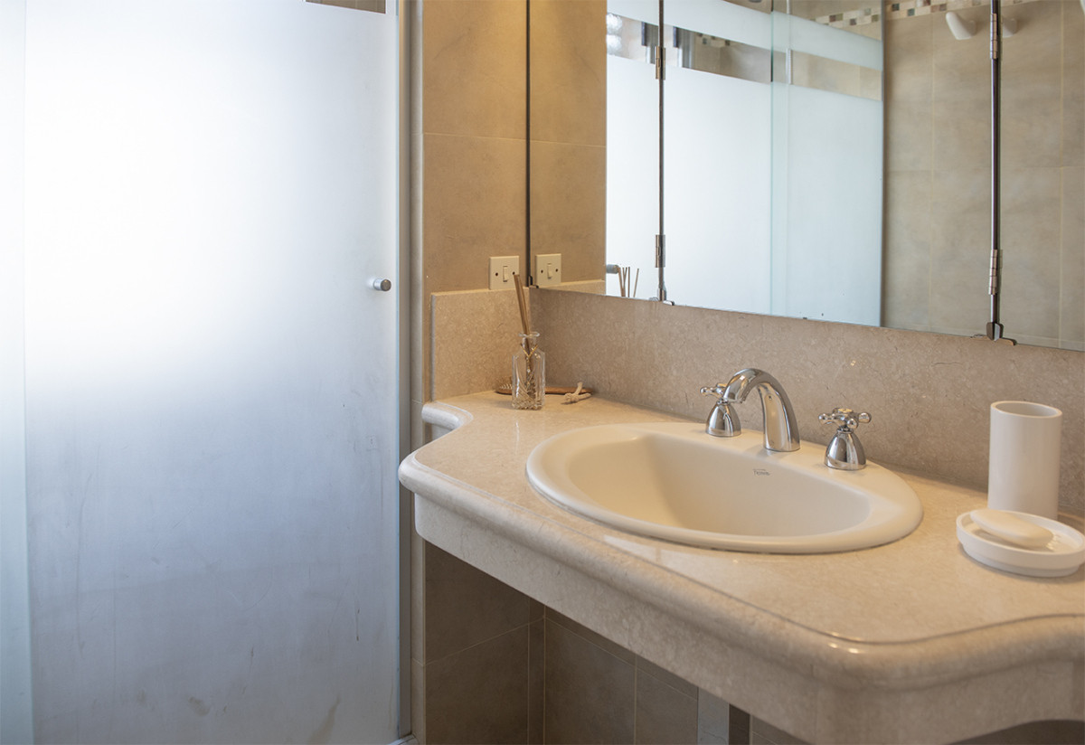 Apartamento ID.425 - Vende Apartamento  de 4 dormitorios en playa de Mansa, Punta del Este a pasos del mar!