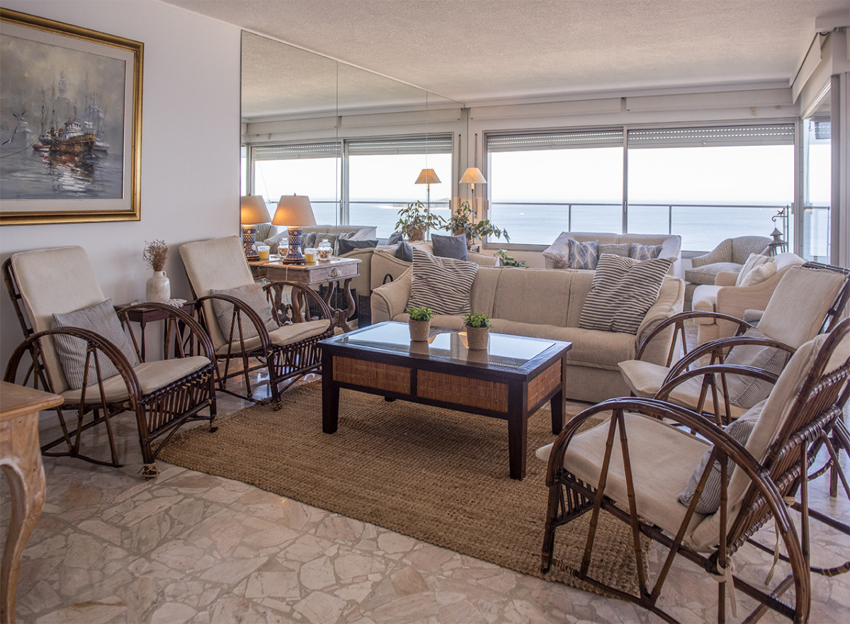 Apartamento ID.425 - Vende Apartamento  de 4 dormitorios en playa de Mansa, Punta del Este a pasos del mar!