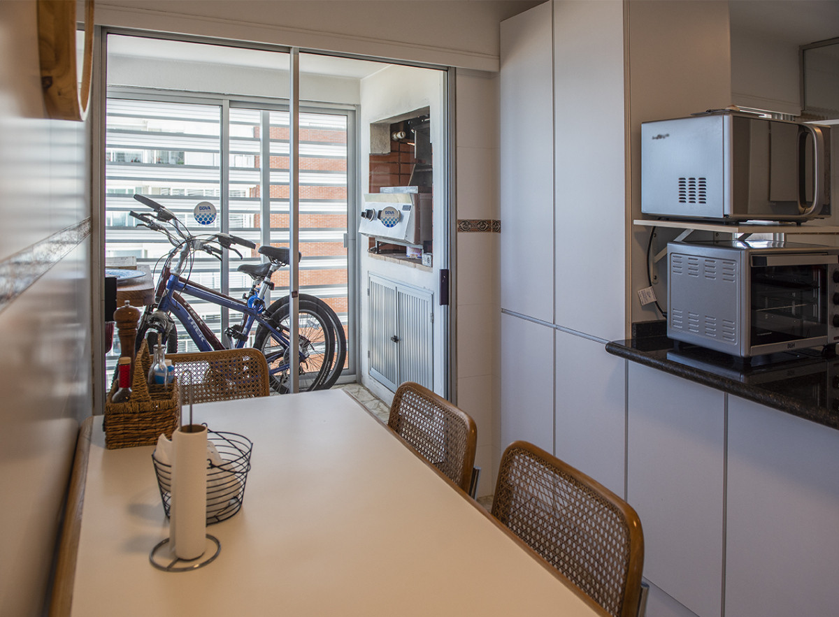 Apartamento ID.425 - Vende Apartamento  de 4 dormitorios en playa de Mansa, Punta del Este a pasos del mar!