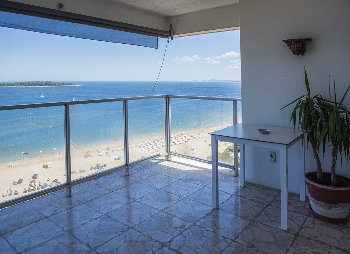 Apartamento ID.425 - Vende Apartamento  de 4 dormitorios en playa de Mansa, Punta del Este a pasos del mar!