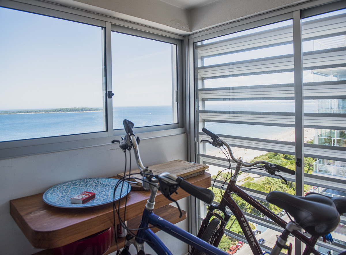 Apartamento ID.425 - Vende Apartamento  de 4 dormitorios en playa de Mansa, Punta del Este a pasos del mar!