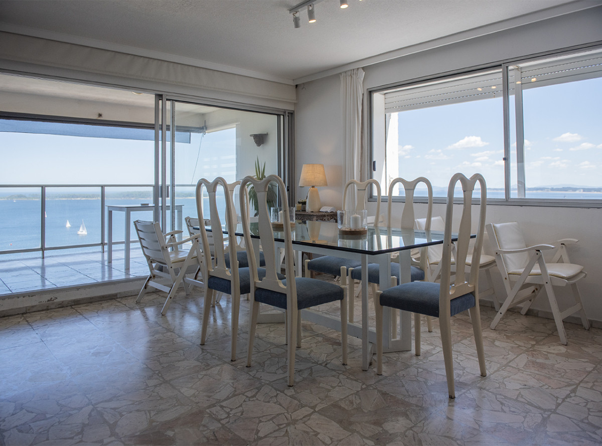Apartamento ID.425 - Vende Apartamento  de 4 dormitorios en playa de Mansa, Punta del Este a pasos del mar!