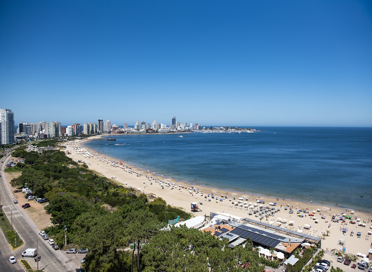 Apartamento ID.425 - Vende Apartamento  de 4 dormitorios en playa de Mansa, Punta del Este a pasos del mar!