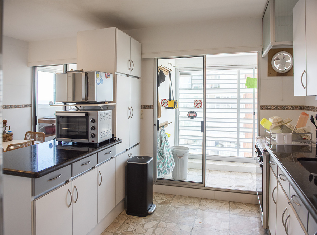 Apartamento ID.425 - Vende Apartamento  de 4 dormitorios en playa de Mansa, Punta del Este a pasos del mar!