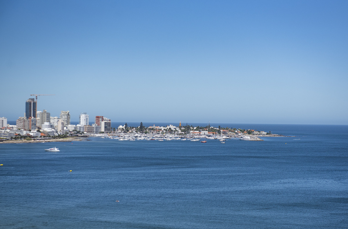 Apartamento ID.425 - Vende Apartamento  de 4 dormitorios en playa de Mansa, Punta del Este a pasos del mar!