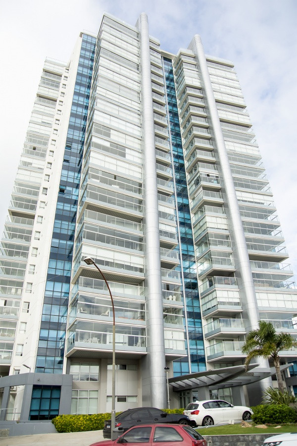 Apartamento ID.224 - EDIFICIO MIAMI BOULEVARD II, UNIDAD LATERAL EN VENTA, 2 DORMITORIOS, PLAYA MANSA, PARRILLERO EN BALCÒN