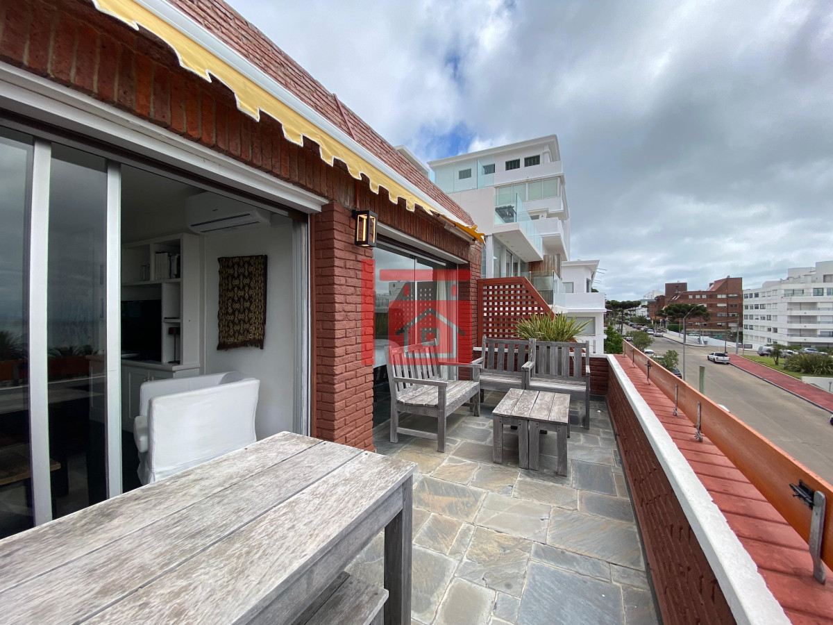 Apartamento ID.130 - Vende apartamento con vista al mar de 3 dormitorios, Punta del Este