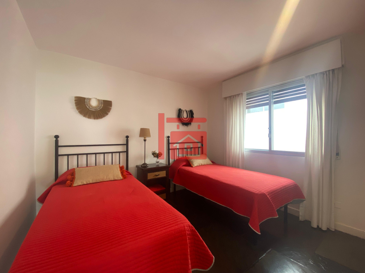 Apartamento ID.130 - Vende apartamento con vista al mar de 3 dormitorios, Punta del Este