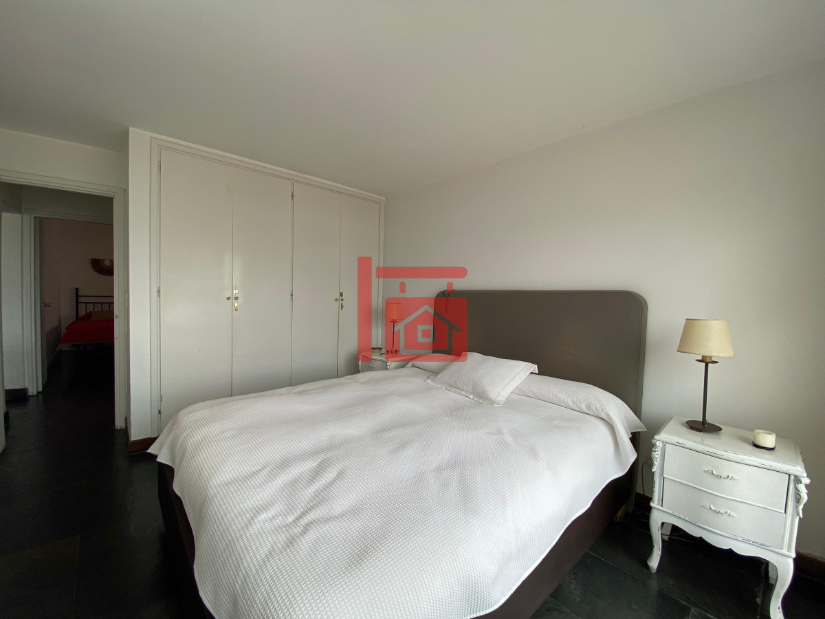 Apartamento ID.130 - Vende apartamento con vista al mar de 3 dormitorios, Punta del Este