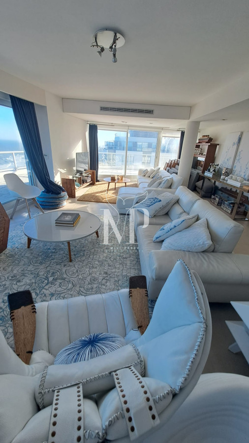 Apartamento ID.54 - Lujoso Apartamento en venta de 3 dormitorios en Suite en Punta del Este. Primera Linea Brava. Torre Le Parc