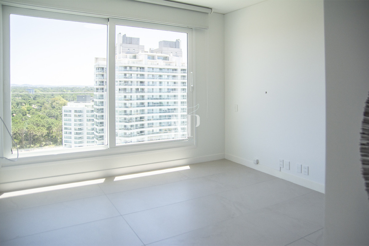 Apartamento ID.119 - A mentros del mar, en venta apartamento de 3 dormitorios en suite con hermosas vistas, Punta del Este