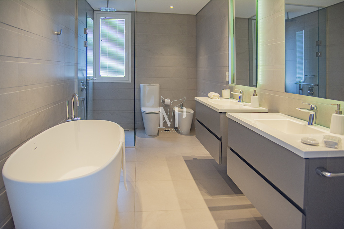 Apartamento ID.119 - A mentros del mar, en venta apartamento de 3 dormitorios en suite con hermosas vistas, Punta del Este