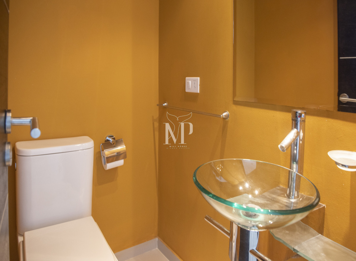 Apartamento ID.139 - Vende hermoso Penthouse en Playa Mansa con azotea propia en Punta del Este