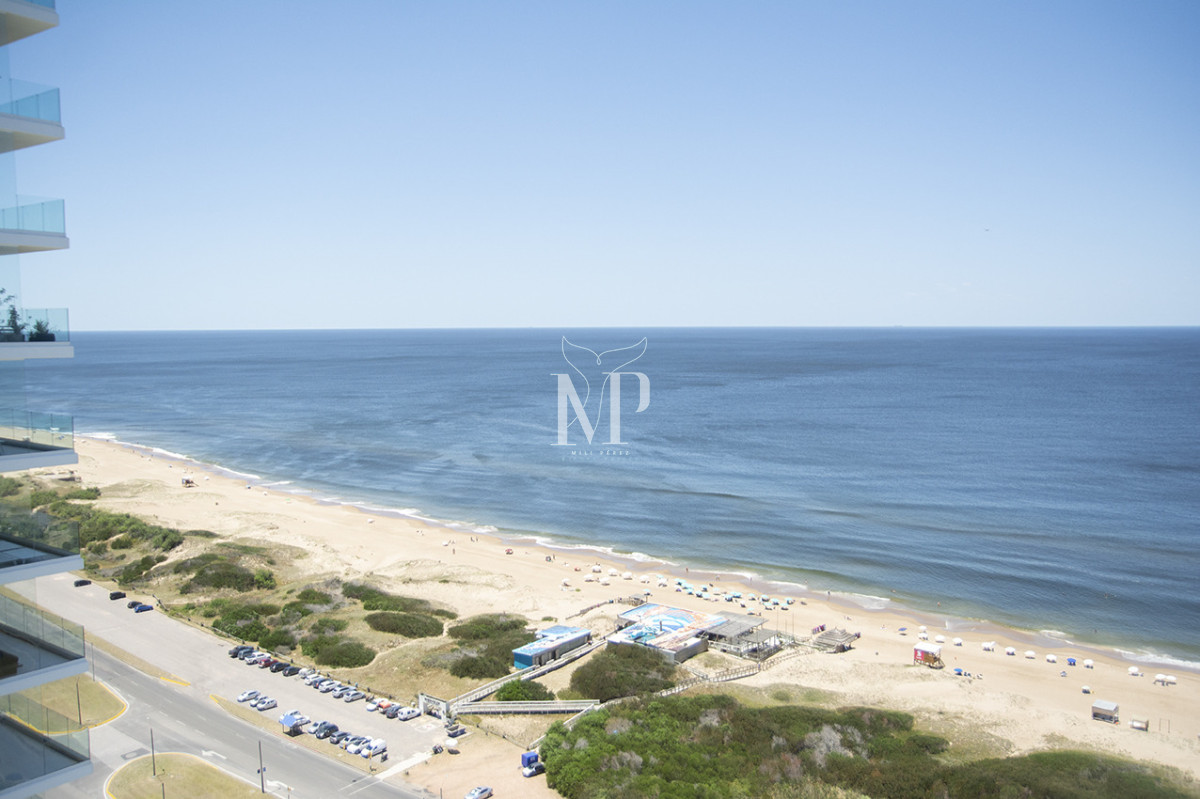 Apartamento ID.119 - A mentros del mar, en venta apartamento de 3 dormitorios en suite con hermosas vistas, Punta del Este