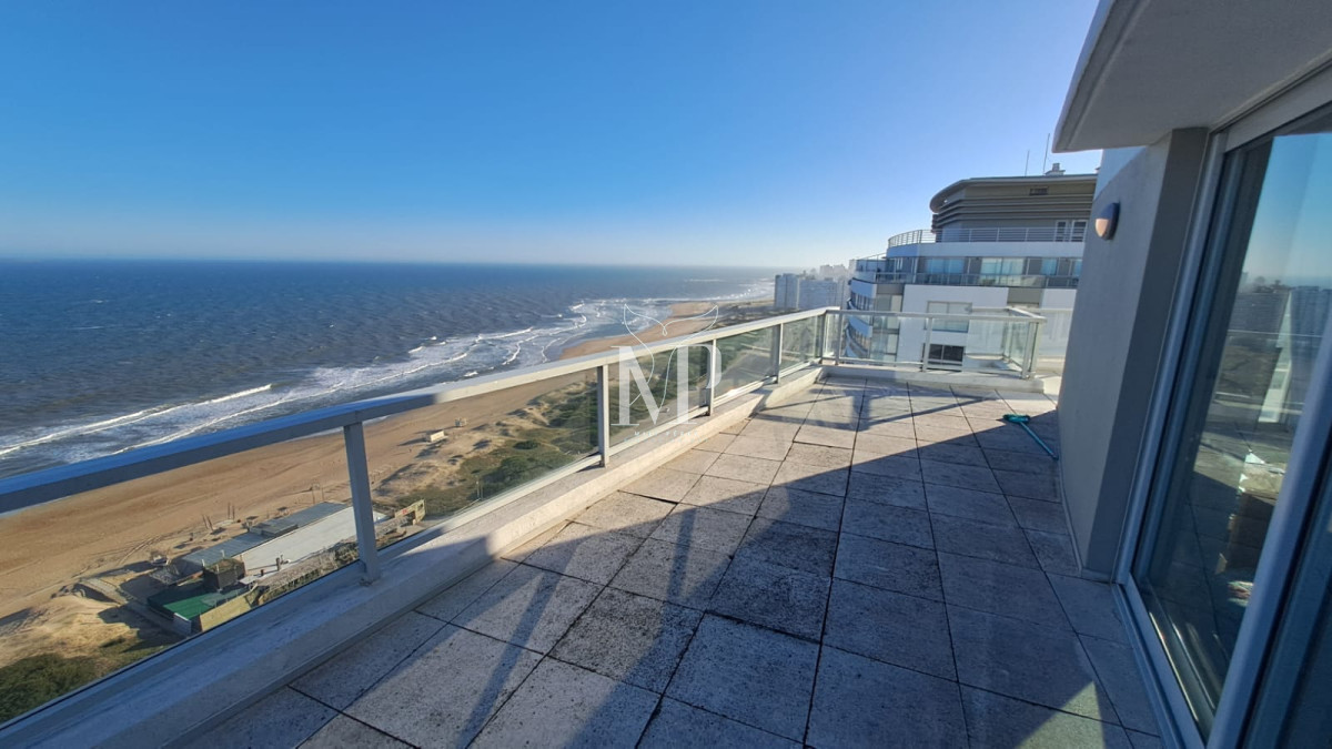 Apartamento ID.54 - Lujoso Apartamento en venta de 3 dormitorios en Suite en Punta del Este. Primera Linea Brava. Torre Le Parc