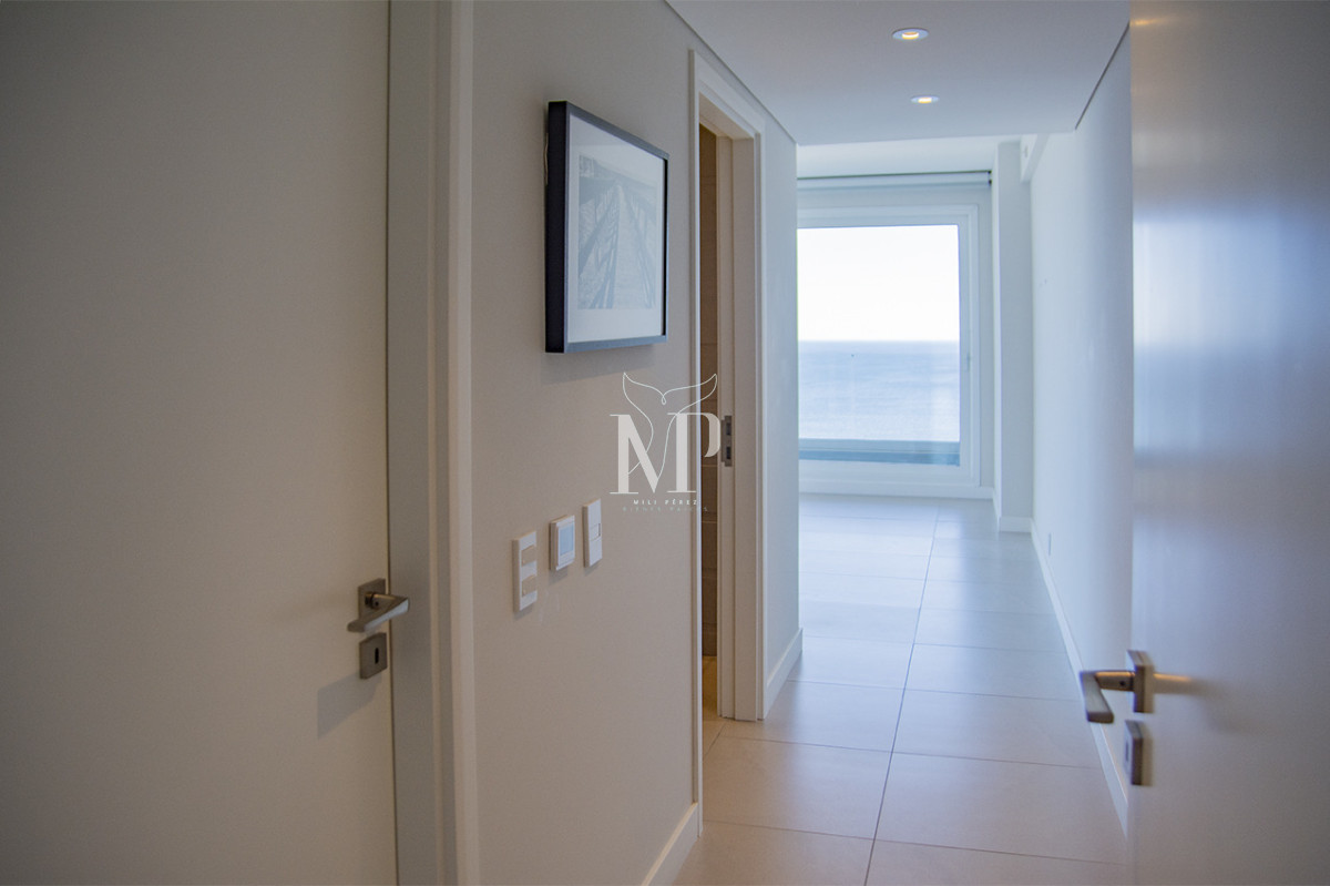 Apartamento ID.119 - A mentros del mar, en venta apartamento de 3 dormitorios en suite con hermosas vistas, Punta del Este