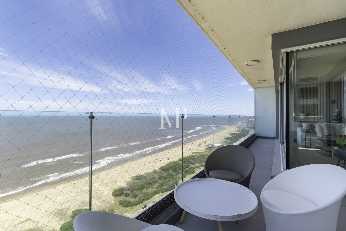 Apartamento ID.119 - A mentros del mar, en venta apartamento de 3 dormitorios en suite con hermosas vistas, Punta del Este