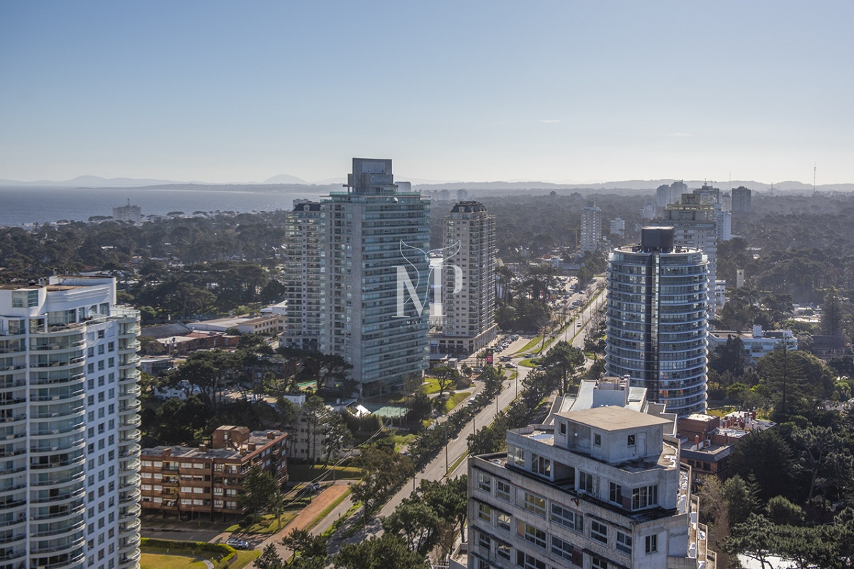 Apartamento ID.52 - Vende departamento de 3 suites en Punta del Este.