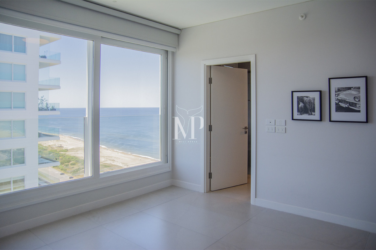 Apartamento ID.119 - A mentros del mar, en venta apartamento de 3 dormitorios en suite con hermosas vistas, Punta del Este