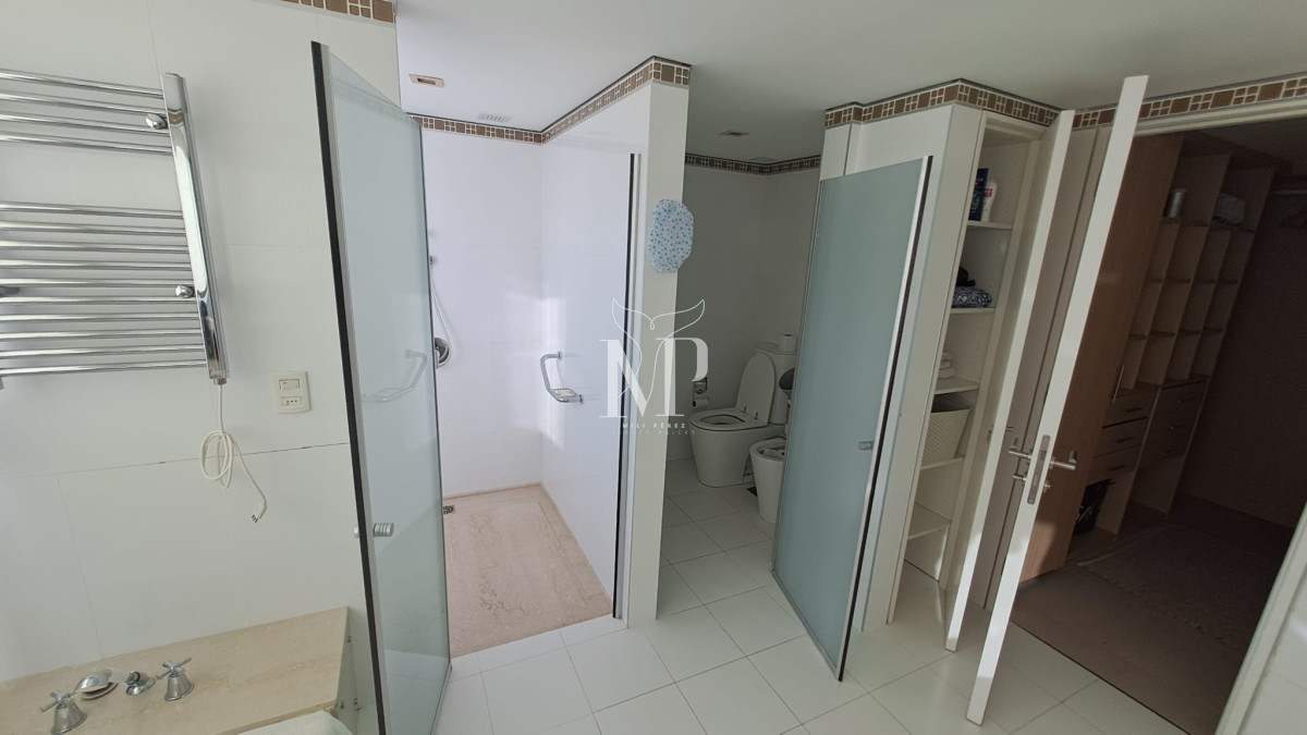 Apartamento ID.54 - Lujoso Apartamento en venta de 3 dormitorios en Suite en Punta del Este. Primera Linea Brava. Torre Le Parc