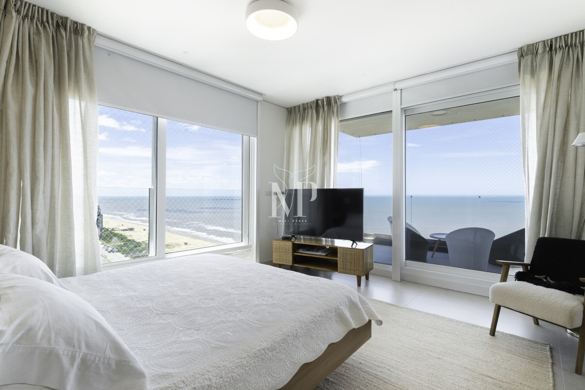 Apartamento ID.119 - A mentros del mar, en venta apartamento de 3 dormitorios en suite con hermosas vistas, Punta del Este