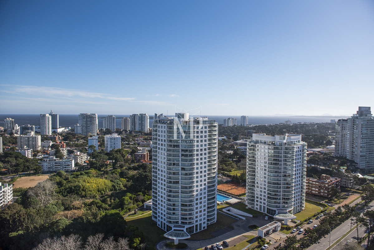 Apartamento ID.52 - Vende departamento de 3 suites en Punta del Este.