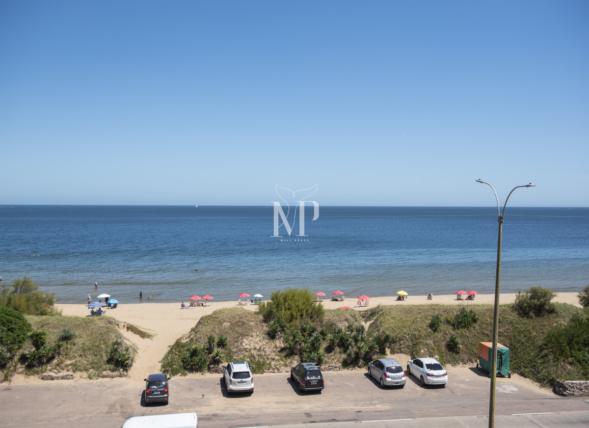 Apartamento ID.139 - Vende hermoso Penthouse en Playa Mansa con azotea propia en Punta del Este