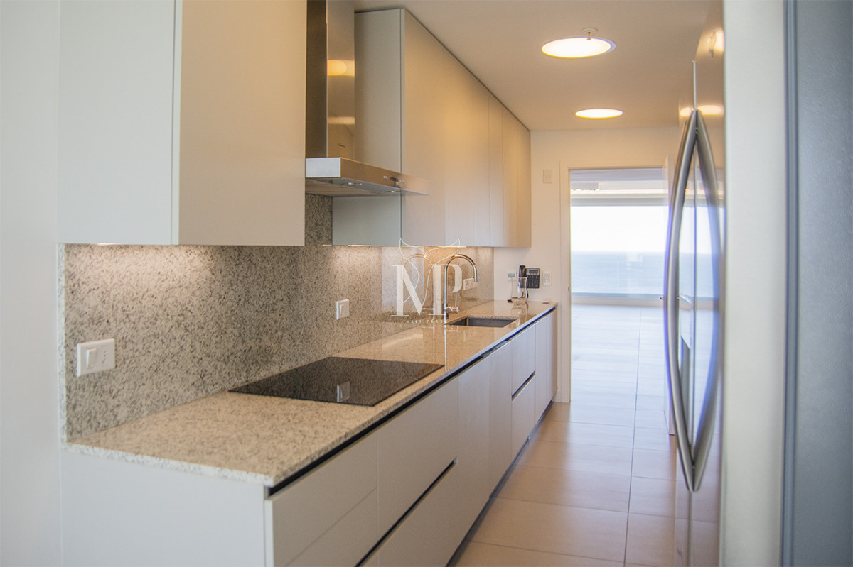 Apartamento ID.119 - A mentros del mar, en venta apartamento de 3 dormitorios en suite con hermosas vistas, Punta del Este