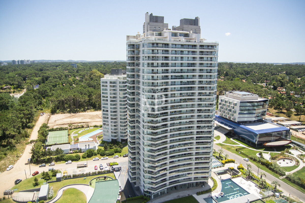 Apartamento ID.119 - A mentros del mar, en venta apartamento de 3 dormitorios en suite con hermosas vistas, Punta del Este