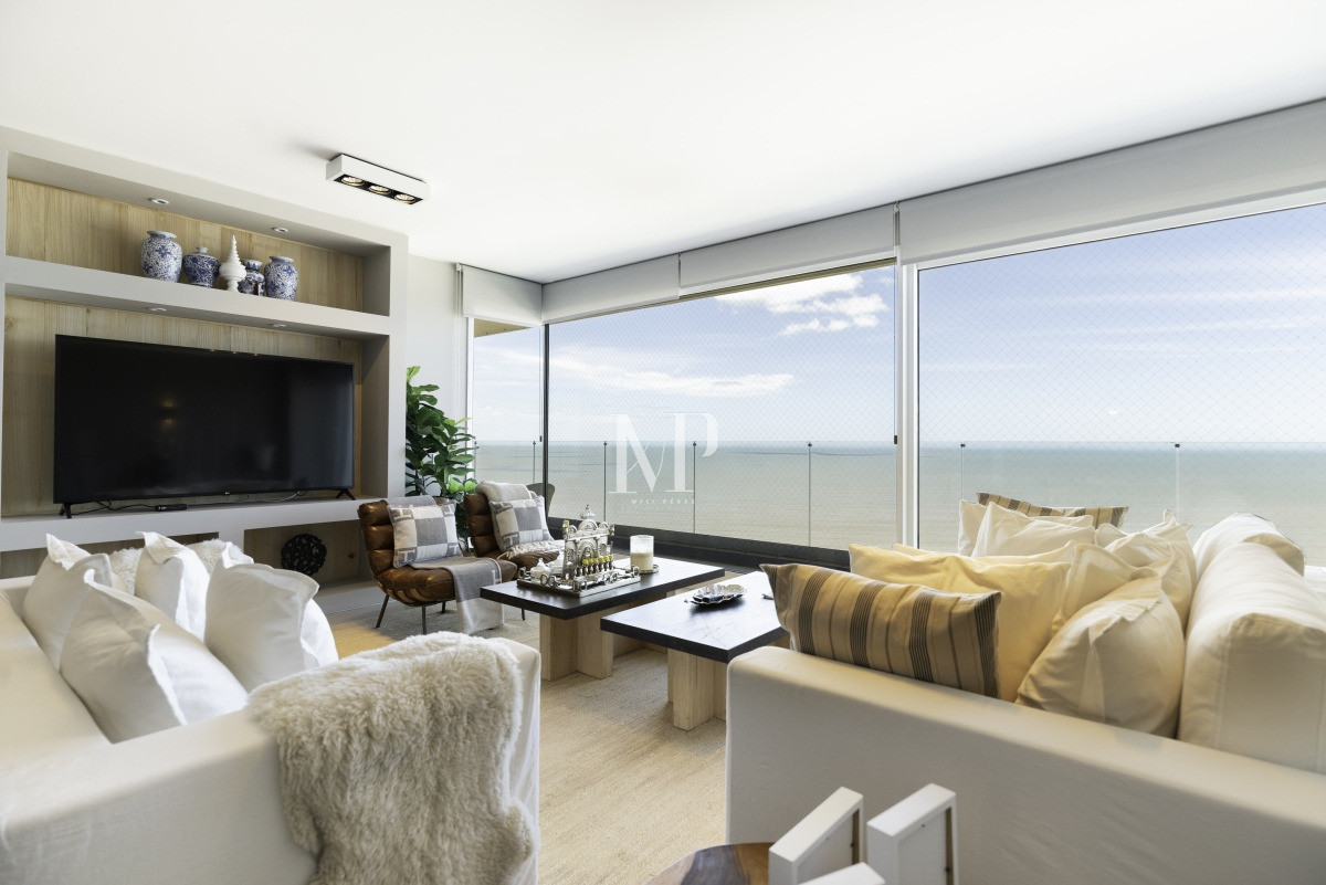 Apartamento ID.119 - A mentros del mar, en venta apartamento de 3 dormitorios en suite con hermosas vistas, Punta del Este