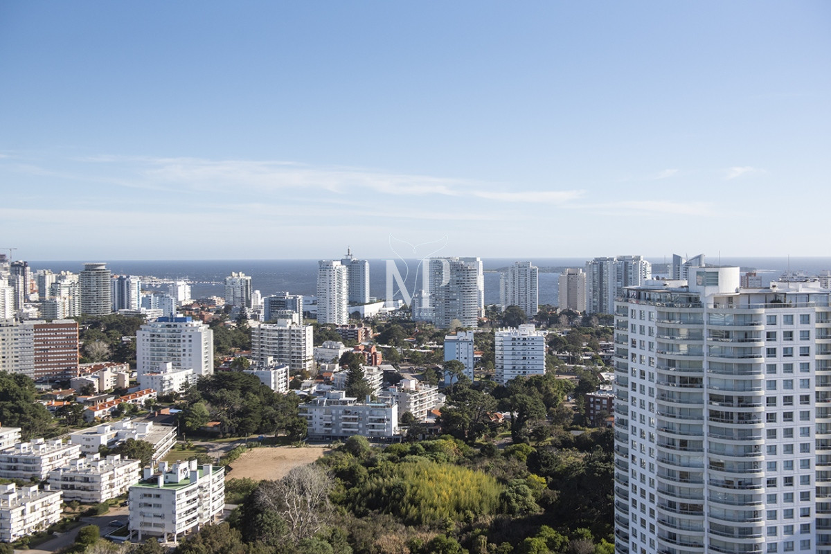 Apartamento ID.52 - Vende departamento de 3 suites en Punta del Este.