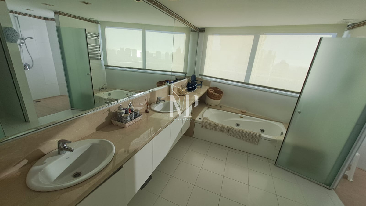 Apartamento ID.54 - Lujoso Apartamento en venta de 3 dormitorios en Suite en Punta del Este. Primera Linea Brava. Torre Le Parc