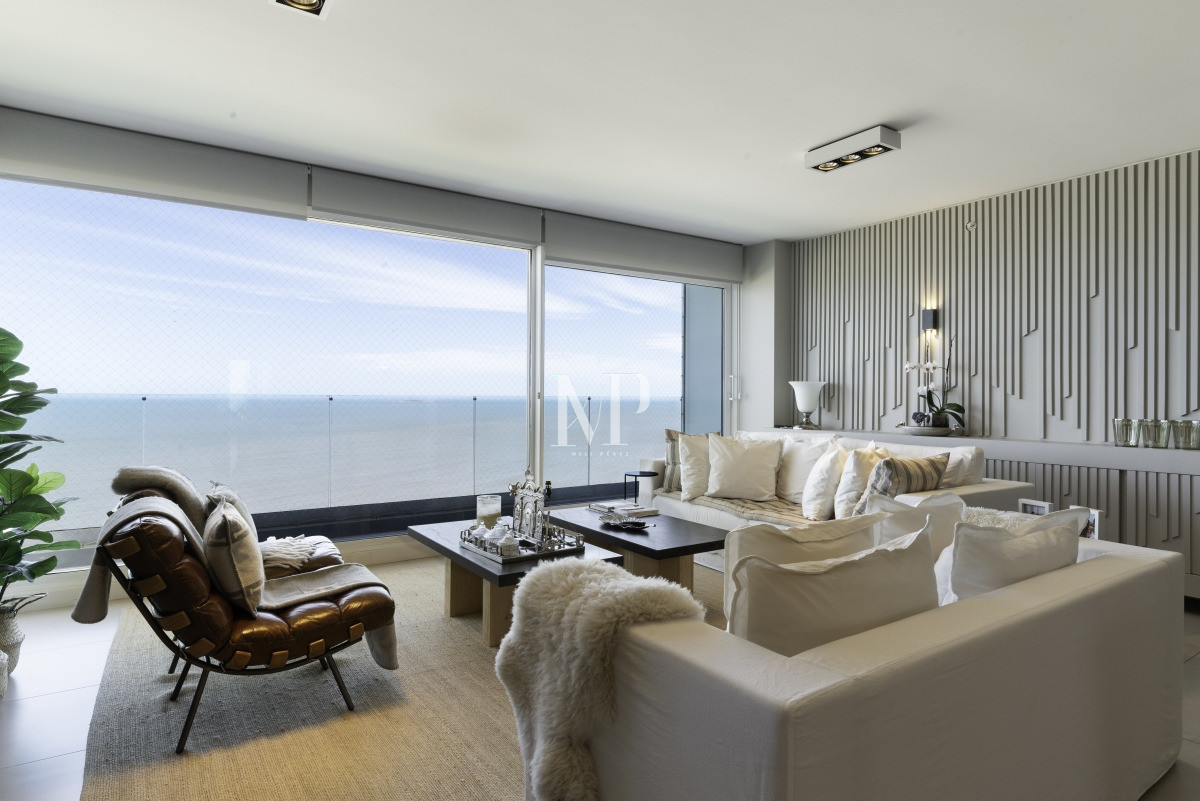 Apartamento ID.119 - A mentros del mar, en venta apartamento de 3 dormitorios en suite con hermosas vistas, Punta del Este