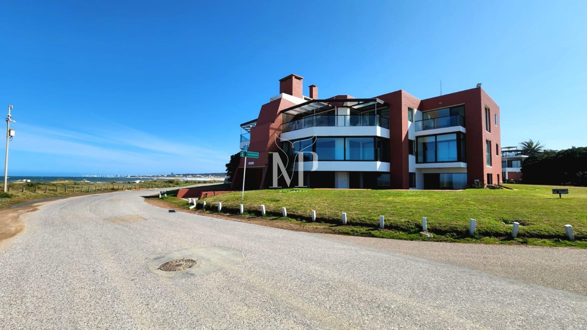 Apartamento ID.135 - En venta apartamento de 3 dormitorios con parrillero y excelente vista en Manantiales