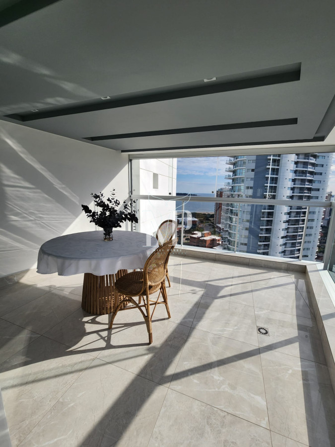 Apartamento ID.143 - EDIFICIO MIAMI BOULEVARD II, UNIDAD LATERAL EN VENTA, 2 DORMITORIOS, PLAYA MANSA, PARRILLERO EN BALCÒN