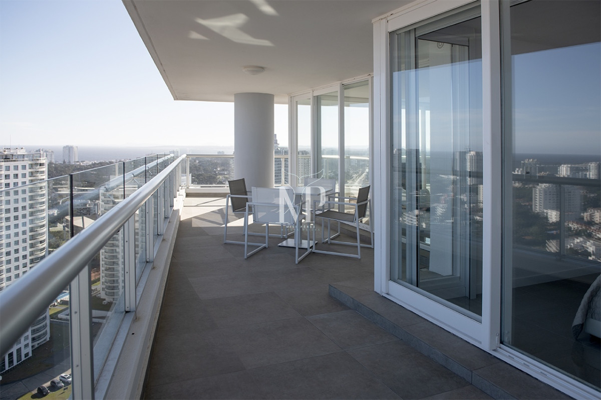 Apartamento ID.52 - Vende departamento de 3 suites en Punta del Este.