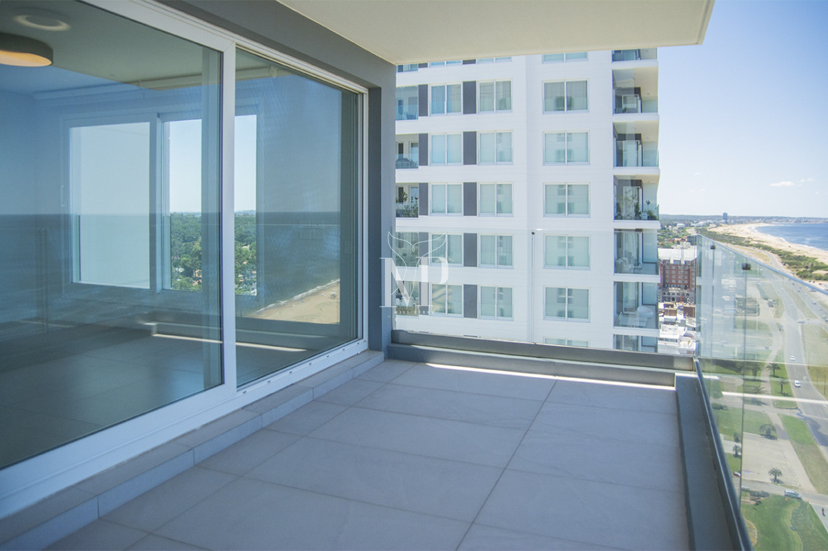 Apartamento ID.119 - A mentros del mar, en venta apartamento de 3 dormitorios en suite con hermosas vistas, Punta del Este