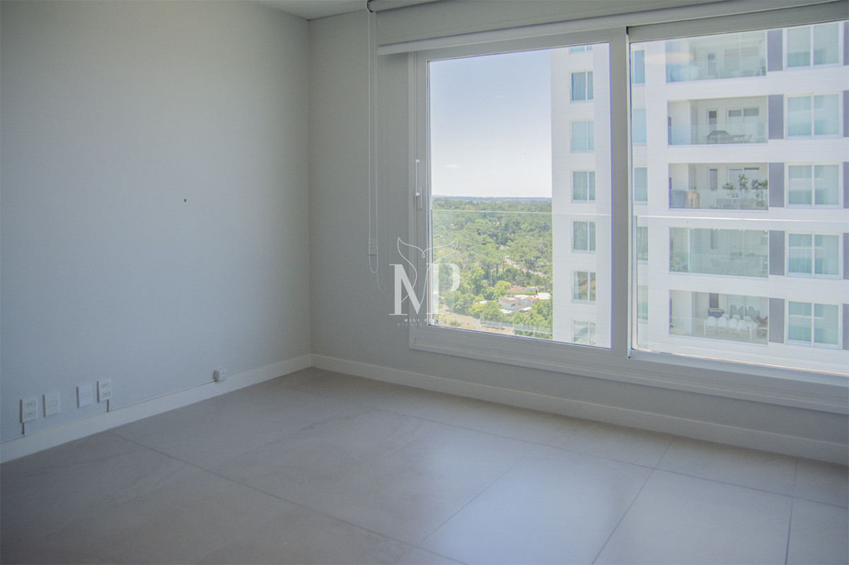 Apartamento ID.119 - A mentros del mar, en venta apartamento de 3 dormitorios en suite con hermosas vistas, Punta del Este