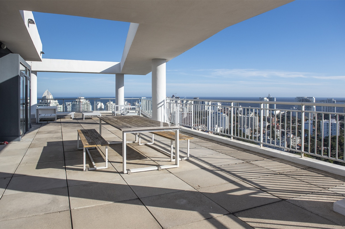 Apartamento ID.52 - Vende departamento de 3 suites en Punta del Este.