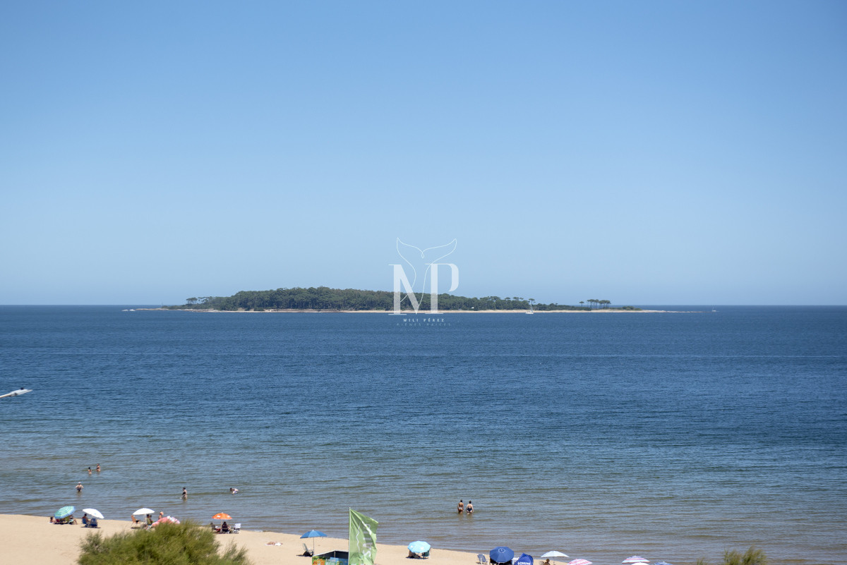 Apartamento ID.139 - Vende hermoso Penthouse en Playa Mansa con azotea propia en Punta del Este