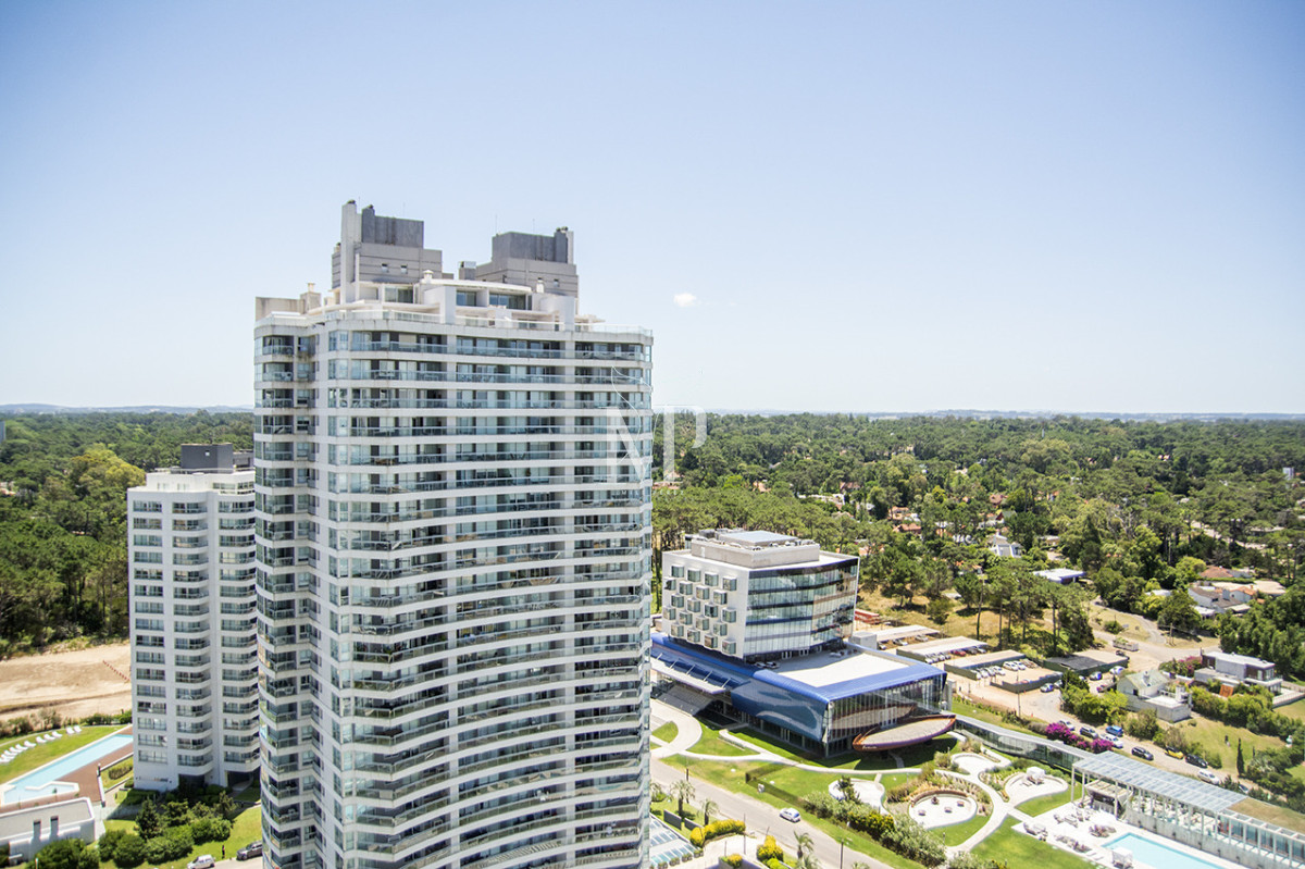 Apartamento ID.119 - A mentros del mar, en venta apartamento de 3 dormitorios en suite con hermosas vistas, Punta del Este