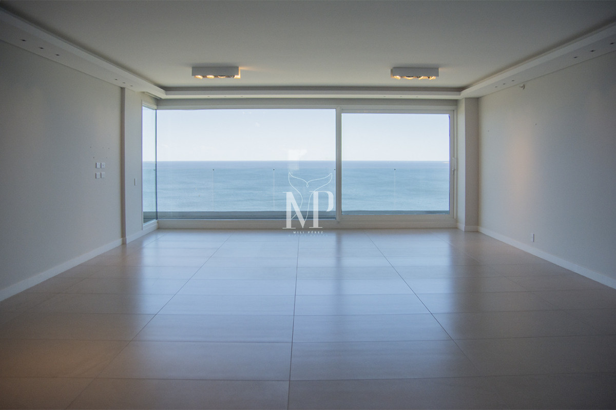 Apartamento ID.119 - A mentros del mar, en venta apartamento de 3 dormitorios en suite con hermosas vistas, Punta del Este