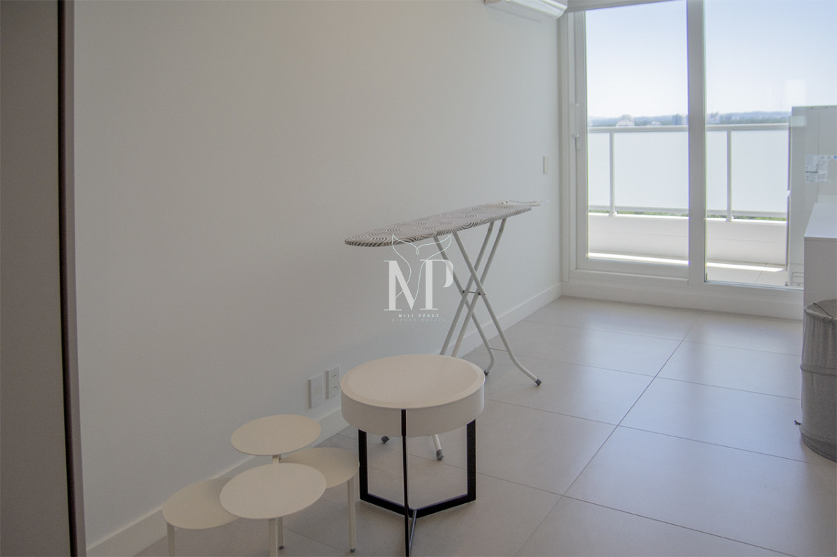 Apartamento ID.119 - A mentros del mar, en venta apartamento de 3 dormitorios en suite con hermosas vistas, Punta del Este
