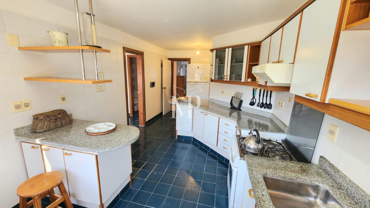 Apartamento ID.135 - En venta apartamento de 3 dormitorios con parrillero y excelente vista en Manantiales