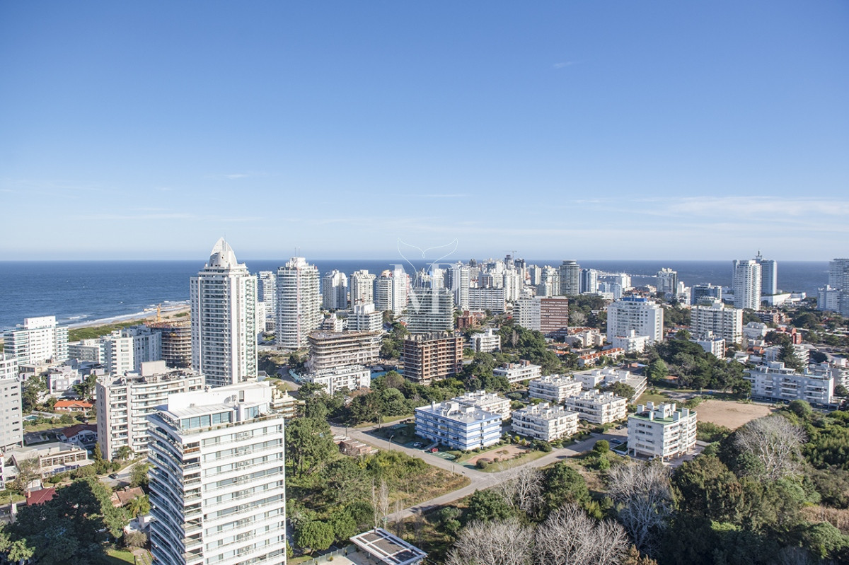 Apartamento ID.52 - Vende departamento de 3 suites en Punta del Este.