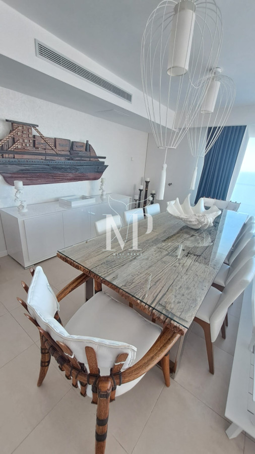 Apartamento ID.54 - Lujoso Apartamento en venta de 3 dormitorios en Suite en Punta del Este. Primera Linea Brava. Torre Le Parc