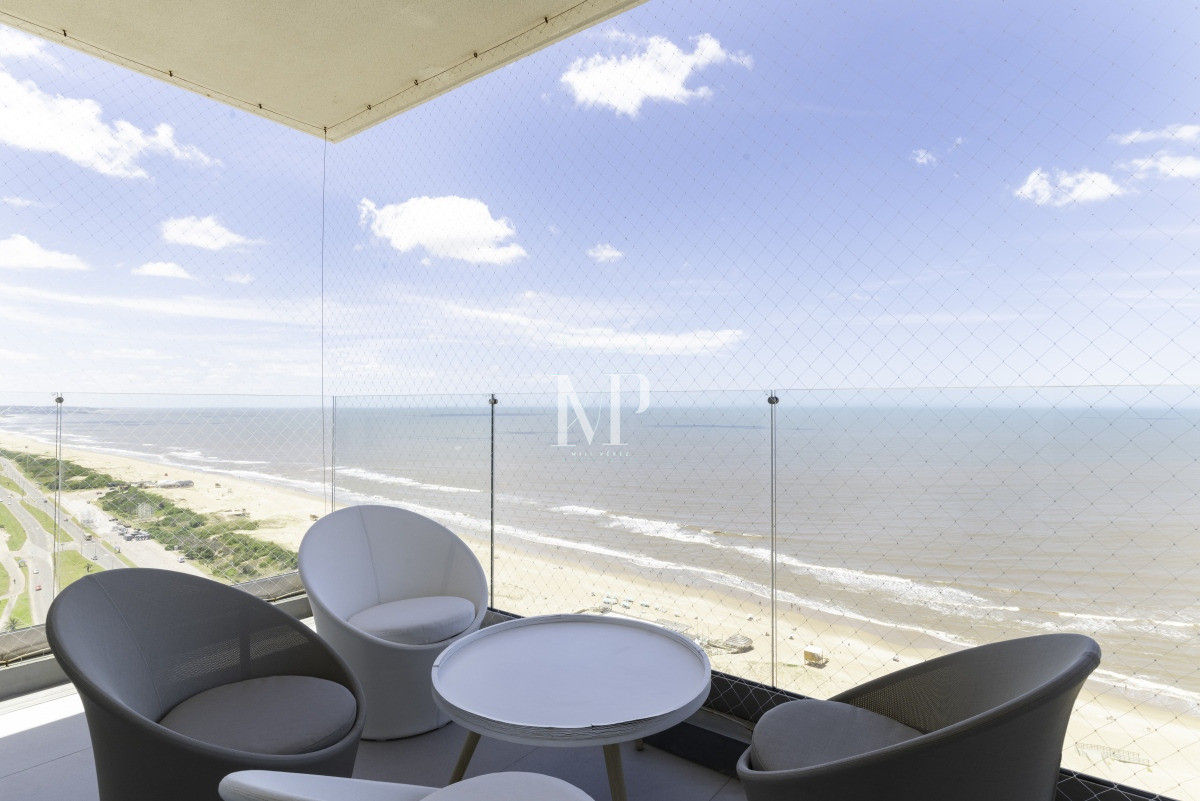Apartamento ID.119 - A mentros del mar, en venta apartamento de 3 dormitorios en suite con hermosas vistas, Punta del Este