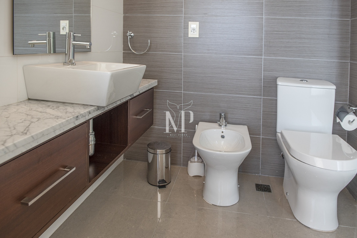 Apartamento ID.52 - Vende departamento de 3 suites en Punta del Este.